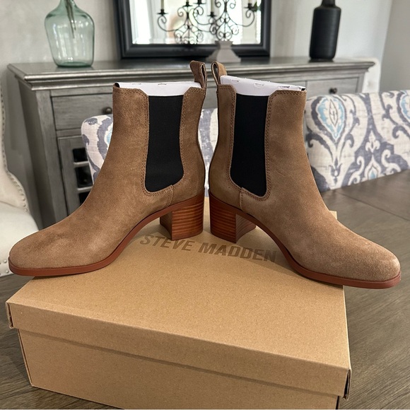 NWT Steve Madden Rhiannon Chelsea Boot Women’s Size 6 Cognac Brown Suede - Picture 7 of 12